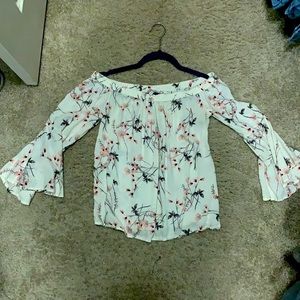 Off the shoulder balloon sleeve tee